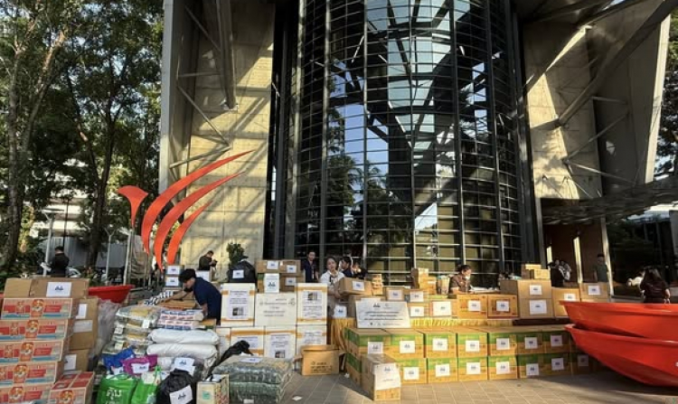 Thai PBS joins forces to form a Citizen War Room and Flood Relief Coordination center to aid with the Southern flood crisis management 